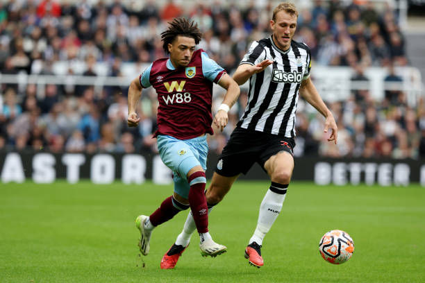 记者：费内巴切同时谈恰20和扎卡，但最终只会二选一.